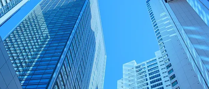 下から見上げた都会の高層ビル群