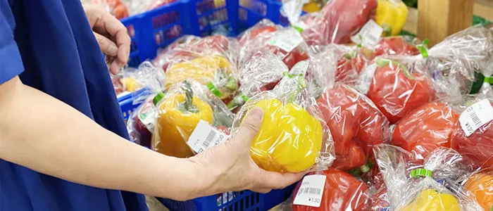 お店でパプリカを購入する買い物客