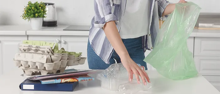 プラスチックごみを分別する人