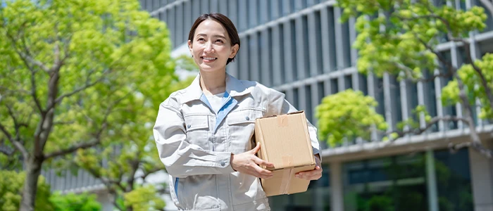 荷物を運ぶ女性配達員