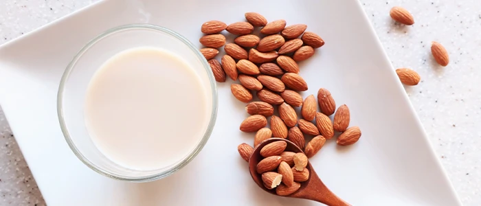 コップに入ったアーモンドミルク