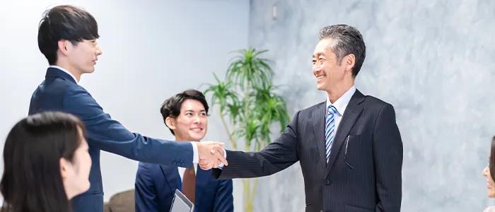 商談が成立した人々