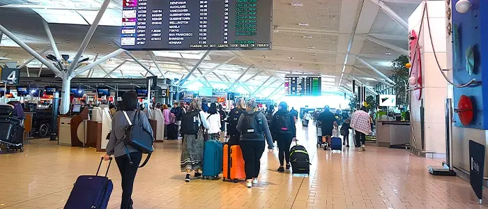 旅行客でいっぱいの空港