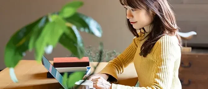 ネットで情報を調べる女性