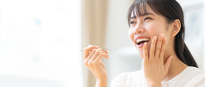 楽しく食事をする女性