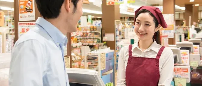 スーパーマーケットのチェッカーと客