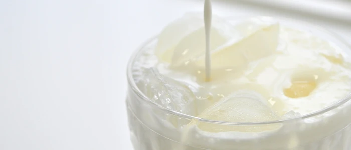 コップに注がれる飲むヨーグルト