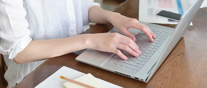 パソコンを操作する女性の手元