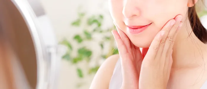 肌のチェックをする女性