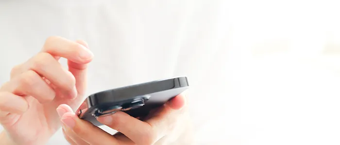 スマホを操作する人の手元