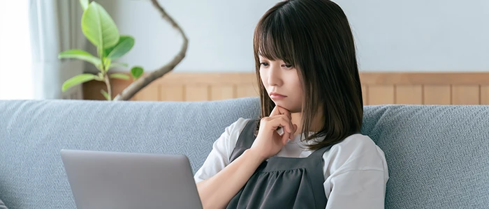 ネットで探し物をする女性