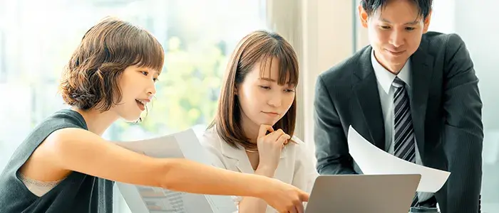 ブランディングについて打ち合わせをする人々