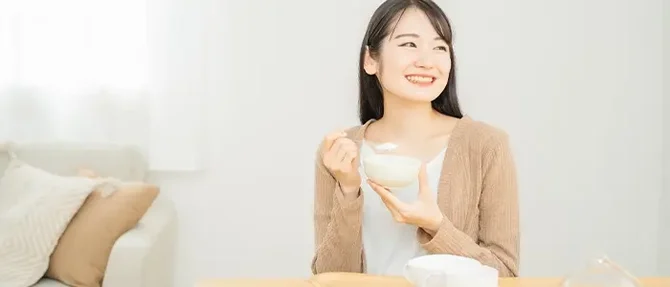 ヨーグルトを食べる女性