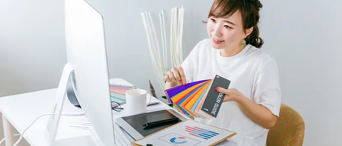 配色を確認する女性