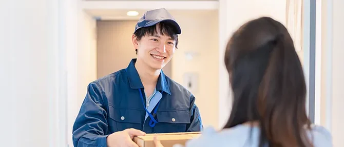 荷物を届けにきた配達員