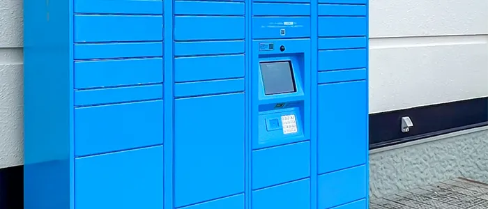 外に設置されたAmazonロッカー