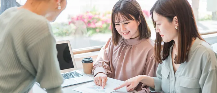 食品パッケージの企画会議