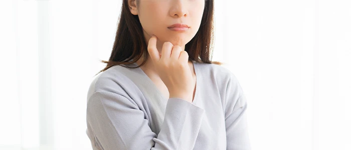 考えごとをする女性