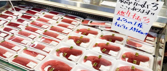 白トレーに入れられた刺身