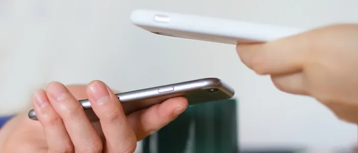 スマホで個人間送金をする様子