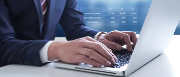 パソコンを操作する男性