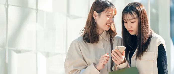 友達と一緒に買い物をする女性