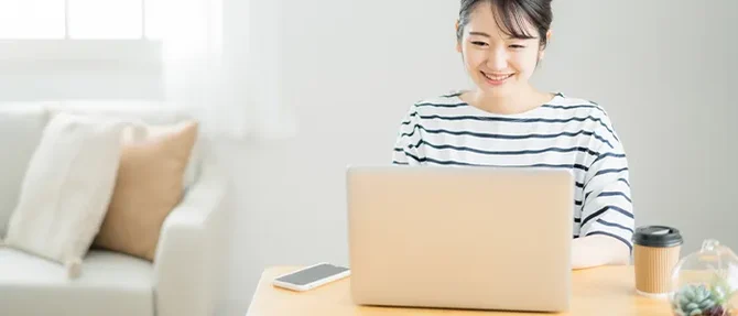 パソコンでネットショッピングをする女性