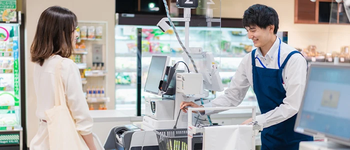 レジで接客をする店員
