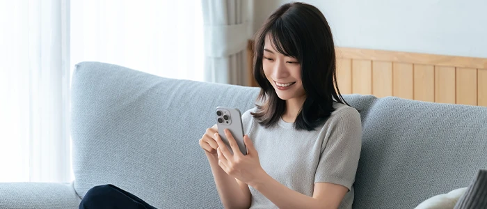 SNSに投稿をしている女性