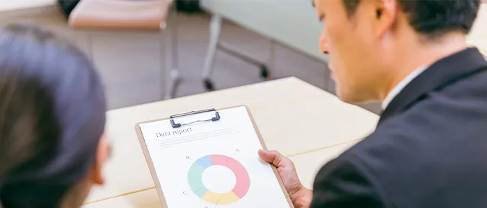 商品開発の資料を見る人