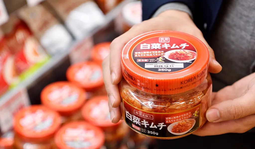 売場で手に持たれた韓国直輸入白菜キムチ