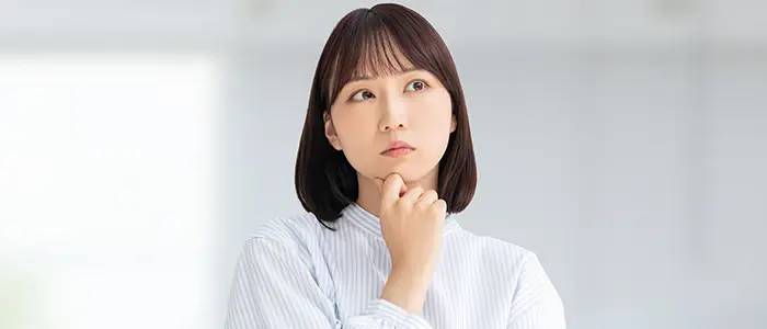 考えごとをする女性