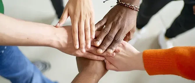 手を重ねる仲間たち