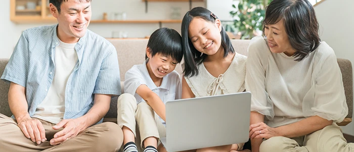 家族でWebサイト検索をする様子