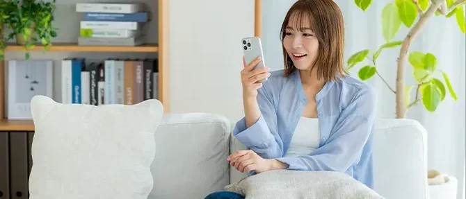 スマホでサブスクを契約する女性