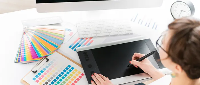 ペンタブでデザインを描く女性