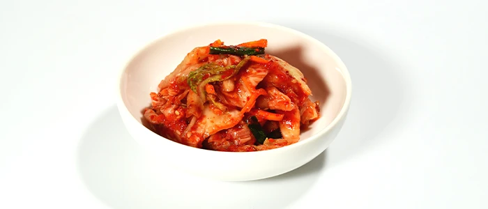 お皿に盛られたキムチ