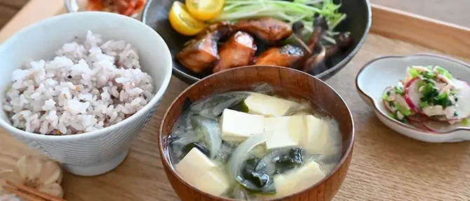 発酵食品の並ぶ食卓