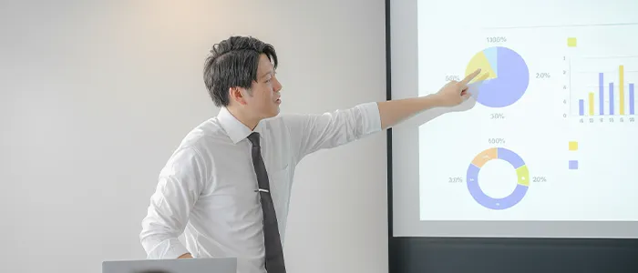マーケティング会議で発表を行う社員