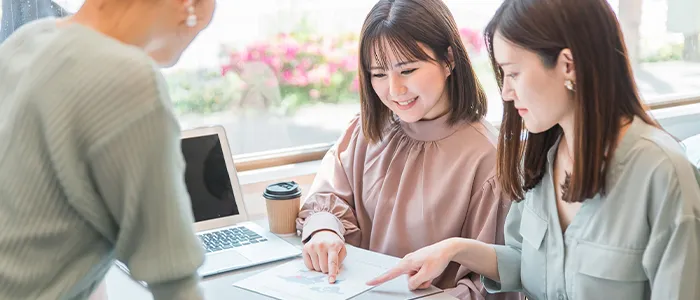 プライベートブランド商品の企画について話し合う人々