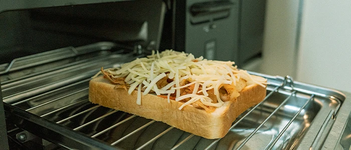 チーズとキムチをのせたトースト