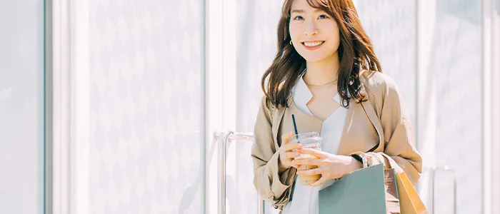 買い物を楽しむ女性