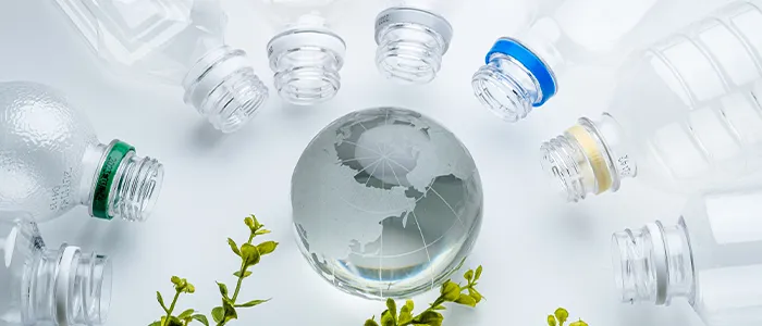 小さな地球の模型とそれを囲むペットボトル
