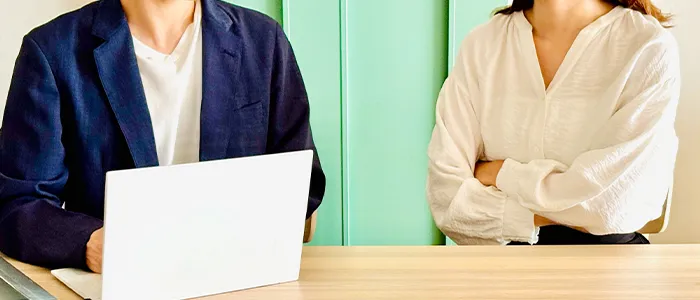 議論する会社員たち