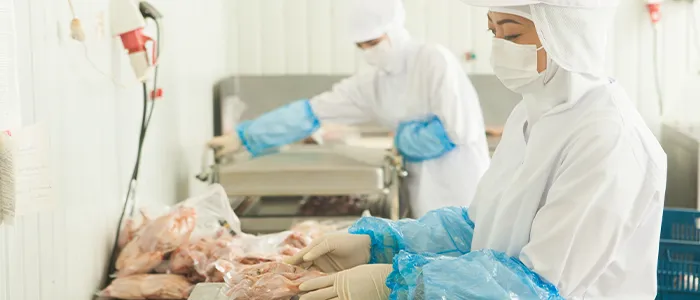 食品加工をする作業員