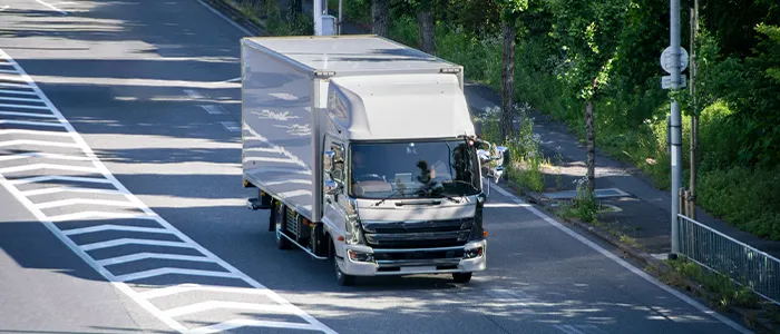 道路を走るトラック