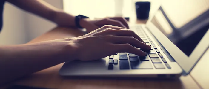 パソコンを操作する人の手元