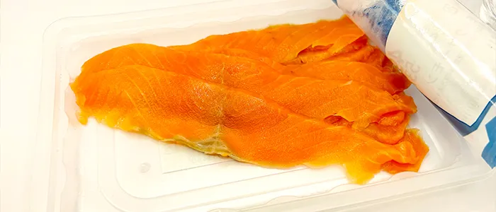 トレーに入った魚の切り身