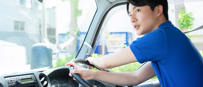 トラックを運転するドライバー