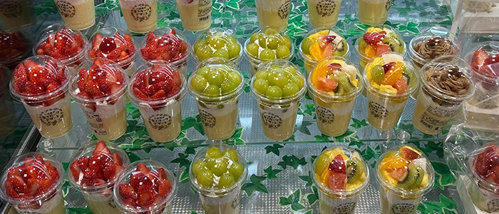 フルーツデザートの大量陳列